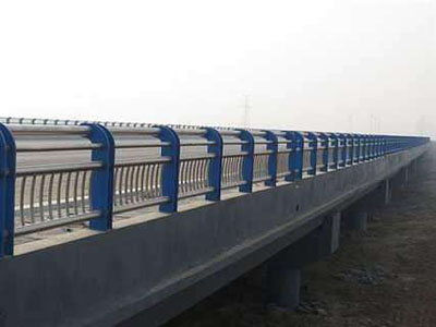 桥梁灯光护栏安装案例